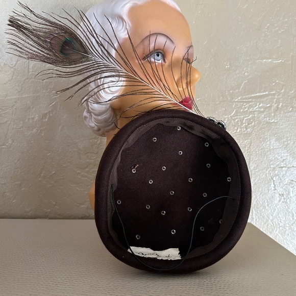SEDUCTIVE 1950s\' BROWN FELT COCKTAIL HAT - RHINESTONES  &  LONG PEACOCK FEATHER